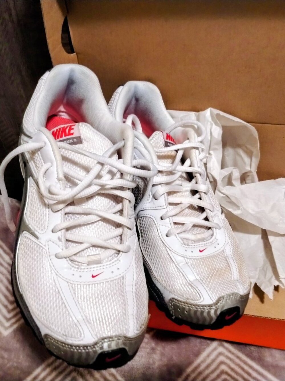 Nike Reax Run 5 White/Silver/Metallic Women's Size 7.5 Sneakers